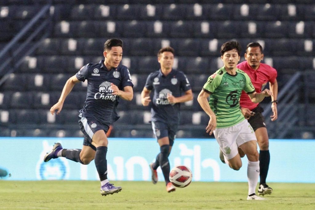 พีที ประจวบ บุกไปเฉือนชนะ บุรีรัมย์ ยูไนเต็ด จ่าฝูง 2-1 ในศึกฟุตบอลรีโว่ ไทยลีก นัดวันอาทิตย์